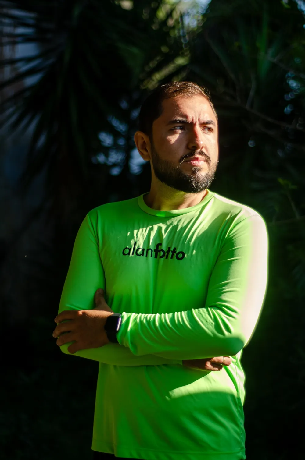 Alan Gonçalves, fotógrafo do AlanFotto, de camisa verde com o logo